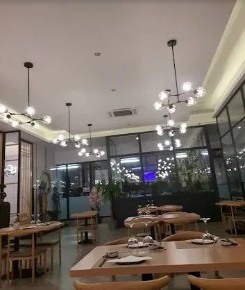 Salle à manger - Pavillon Commercial avec Vue sur Carrefour à Anderlues
