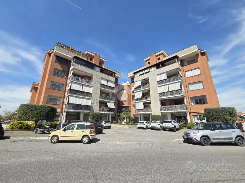 Esterno - Commercial Space with Two Windows in Rome