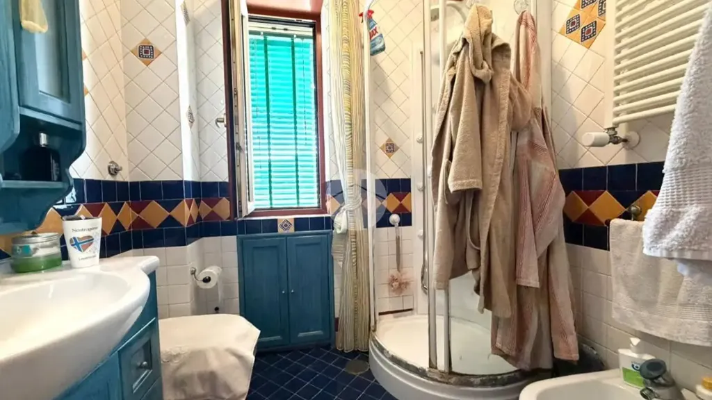 Salles de bain - Apartment with Balconies in Central Naples