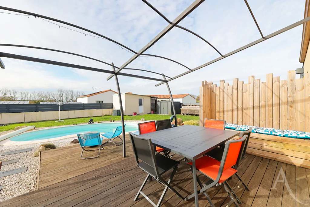 Piscine - Maison Rénovée avec Piscine à Chavagnes-en-Paillers