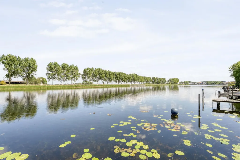 Aed - Floating House with Private Dock in IJsselmuiden