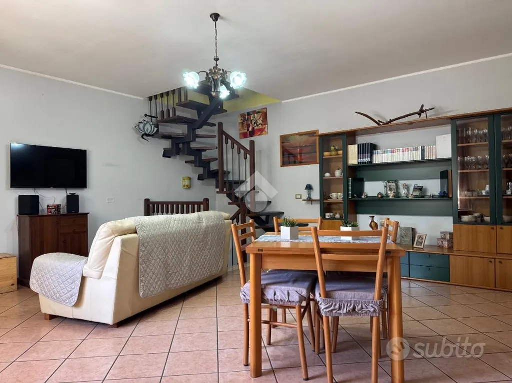 Sala da pranzo - Triplex with Garden in Pozzilli