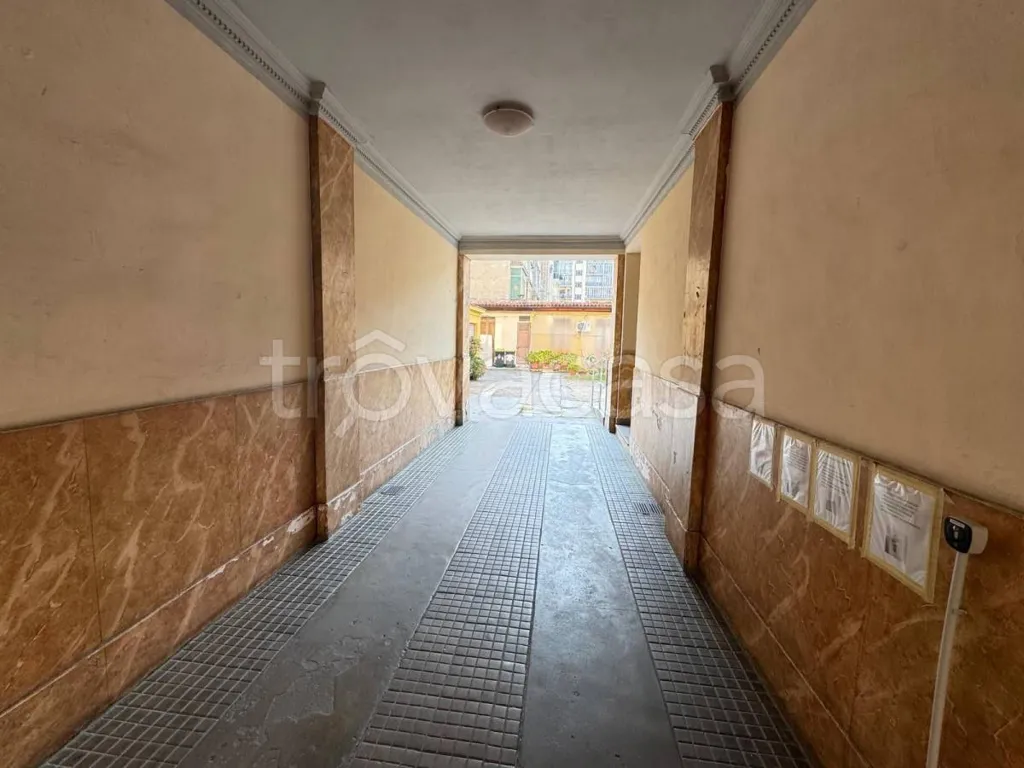 Entrée - Rearranged Flat with Balcony in Turin
