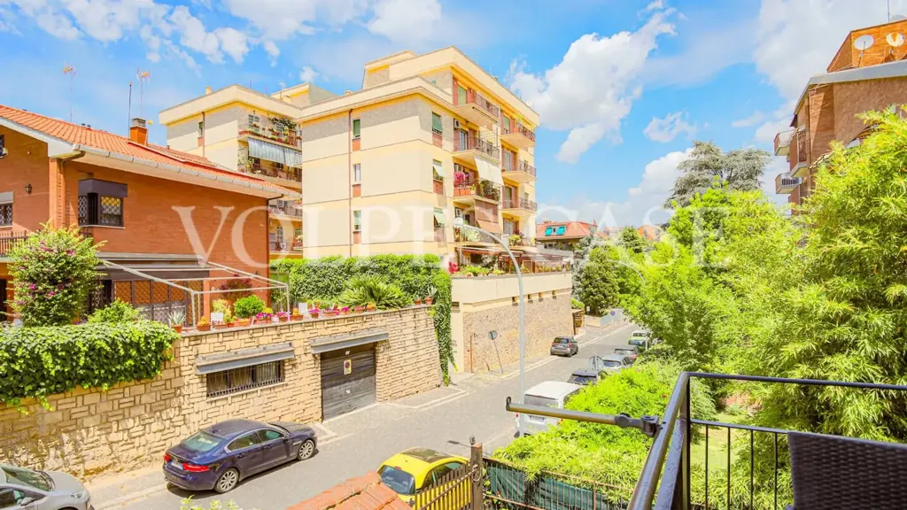 Balcon - Partially Furnished Flat with Balcony in Rome