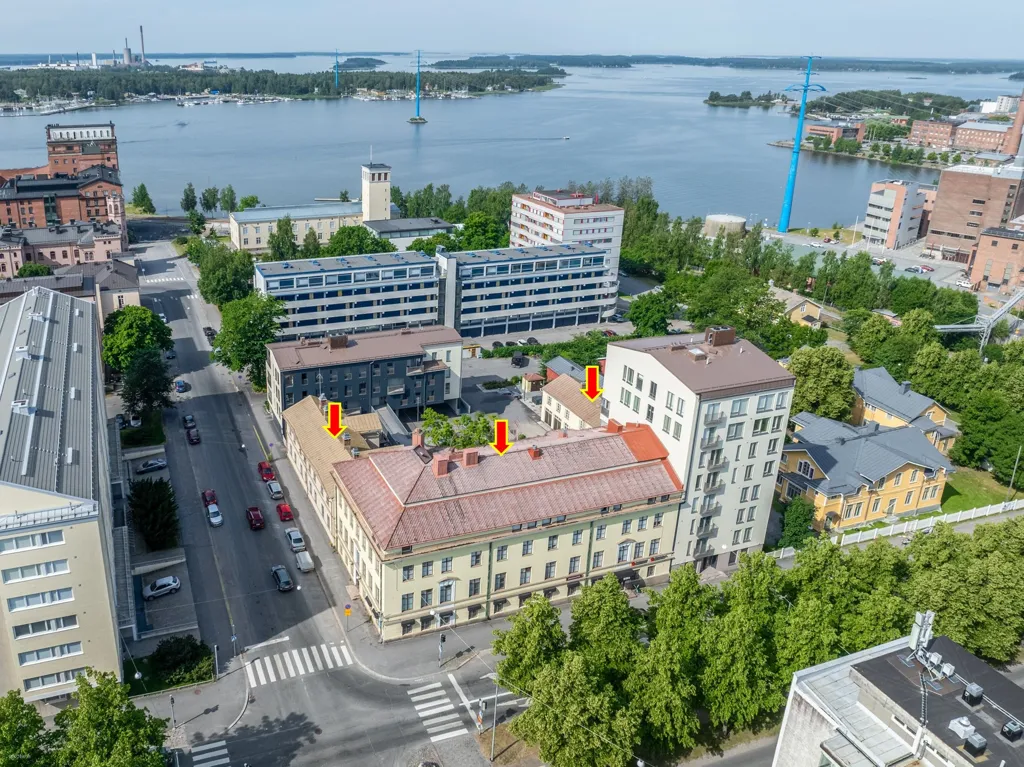 Vue aérienne - 1930s Mixed-Use Building with Garden in Vaasa Centre