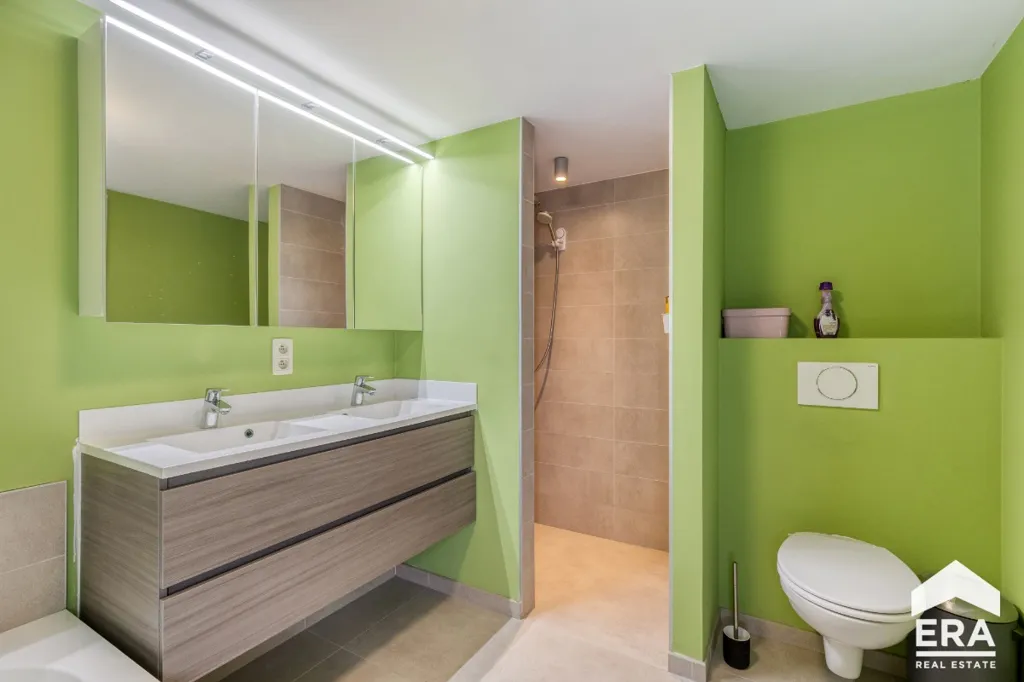 Salles de bain - Maison Familiale avec Piscine Solaire à Proximité du Centre-Ville