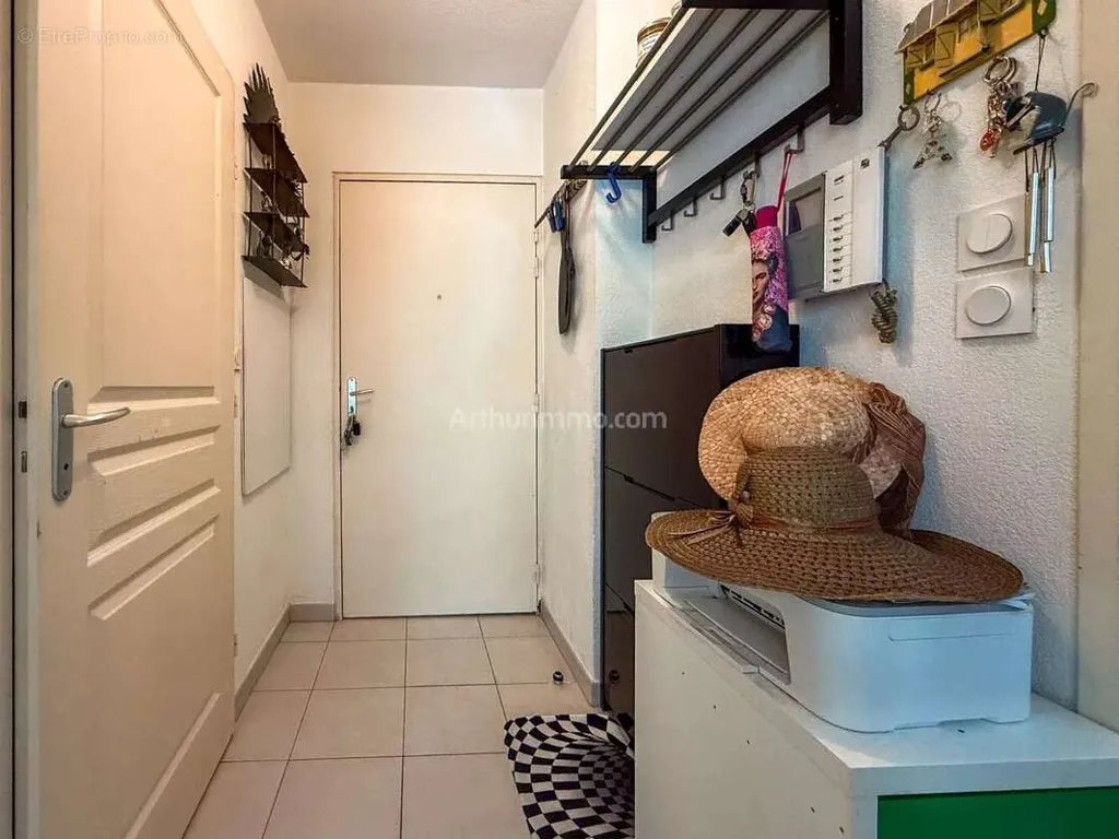 Esik - 2-Bed Flat with South-Facing Garden in Draguignan