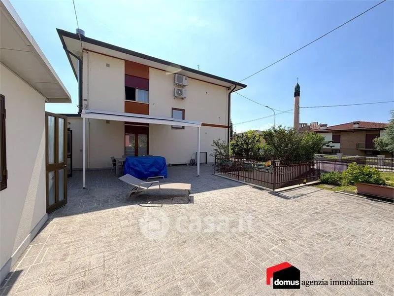 Terrace - Bifamiliar House with Garden in Zanè