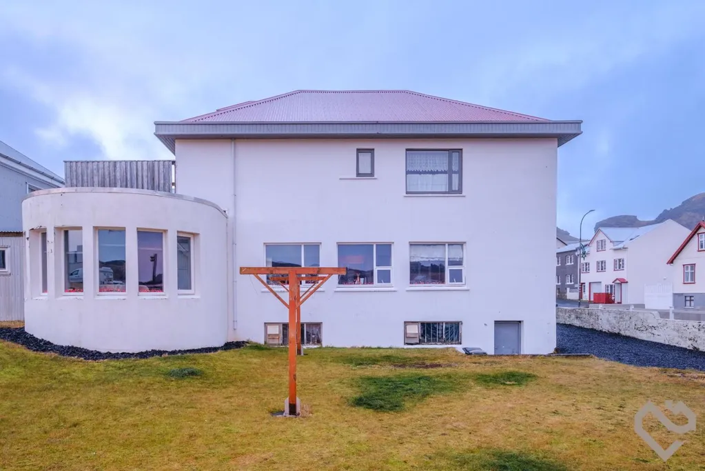 Välivaade - Stein House with Sea View in Vestmannaeyjar