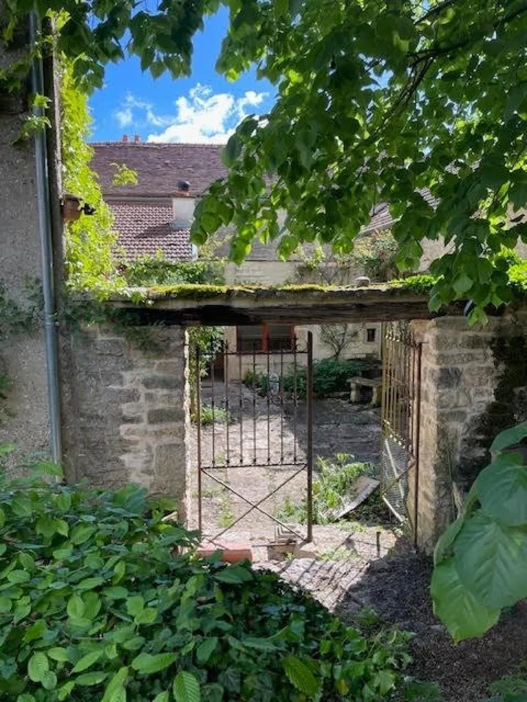 Jardin - Maison Ancienne avec Dépendances à Brion-sur-Urce