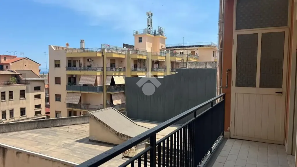 Rõdu - Modernised Apartment with Balcony in Giarre