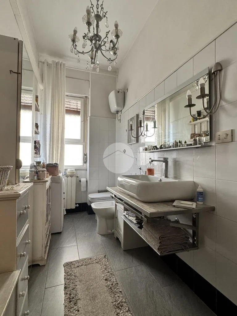 Salles de bain - Rustic-Style Apartment with Balcony in Florence
