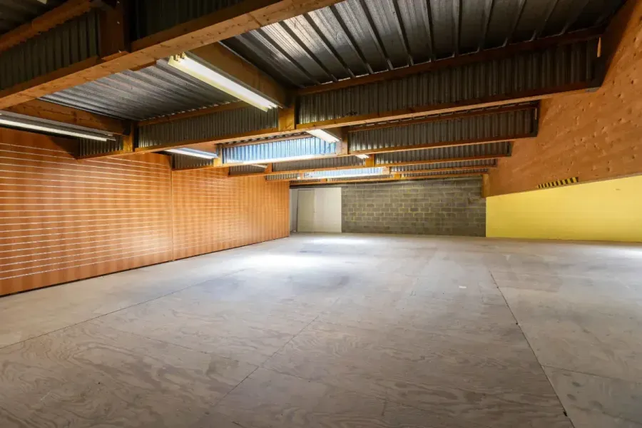 Pièces - Ensemble Professionnel avec Bureaux et Entrepôt à Wavre
