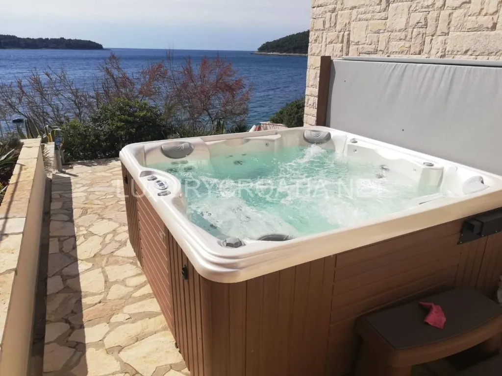 Terrass - Beachfront Villa with Jacuzzi in Korčula