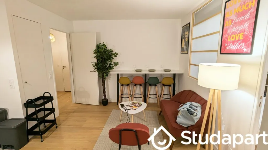Séjour - Chambre en Colocation avec Cuisine Entièrement Équipée à Paris