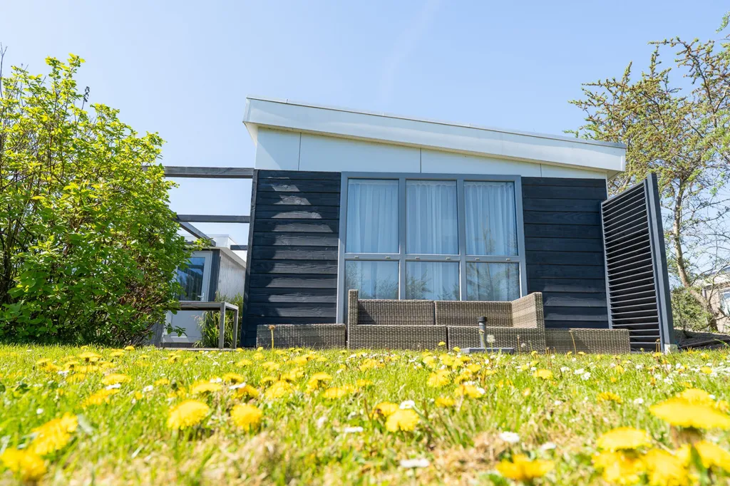 Aed - Chalet with Waterfront Access in Hellevoetsluis