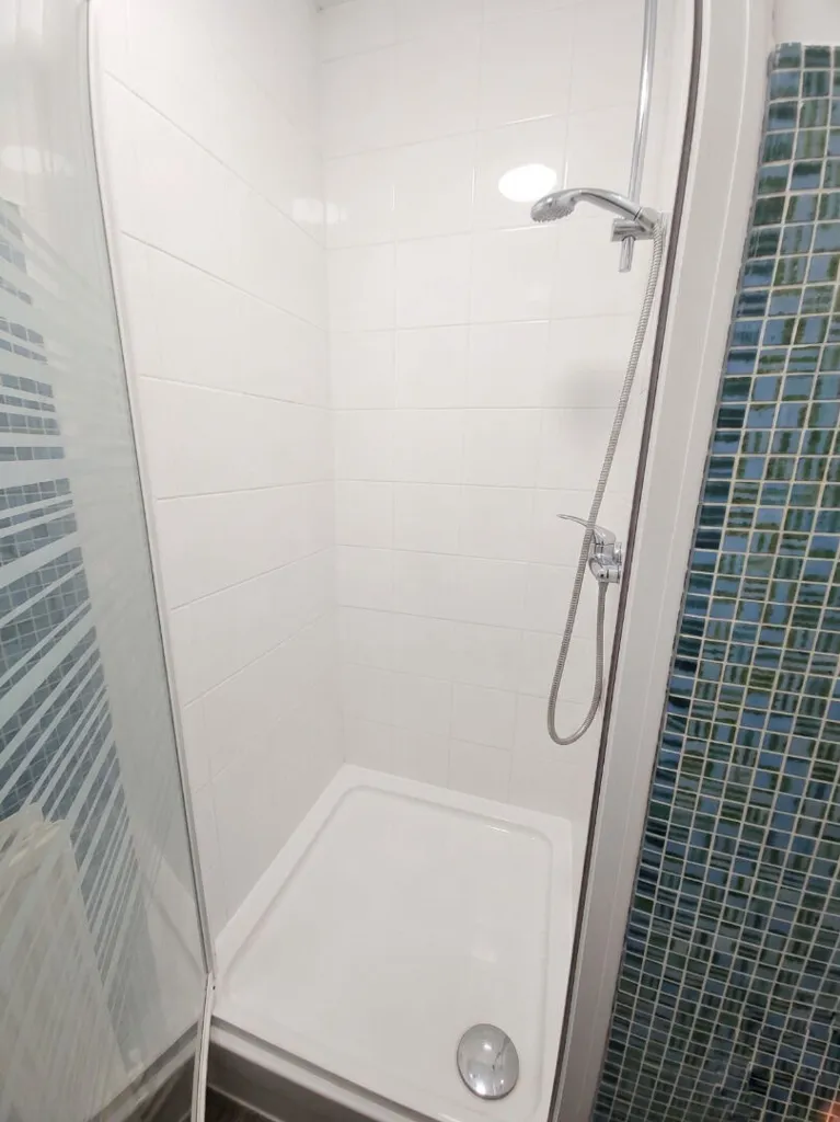 Salles de bain - Studio avec Cuisine Aménagée au 20ème Arrondissement de Paris