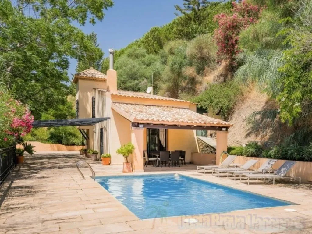 Bassein - Mediterranean Villa with Private Helipad in Ojén