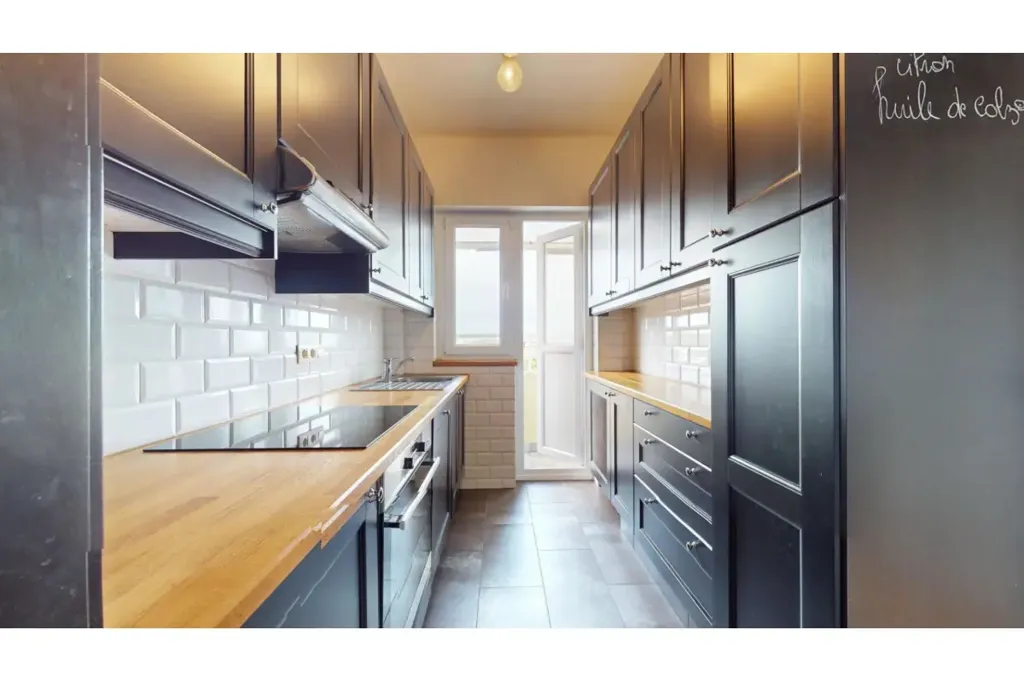 Kitchen - 2-Bed Apartment with Park View in Woluwe-Saint-Pierre