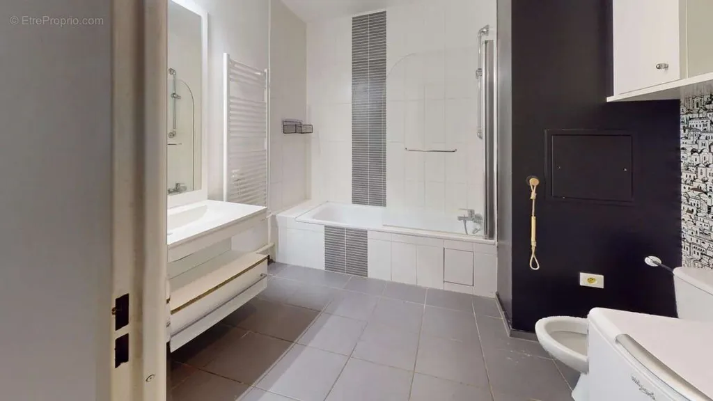 Salles de bain - Appartement 2 Pièces avec Loggia à Chelles