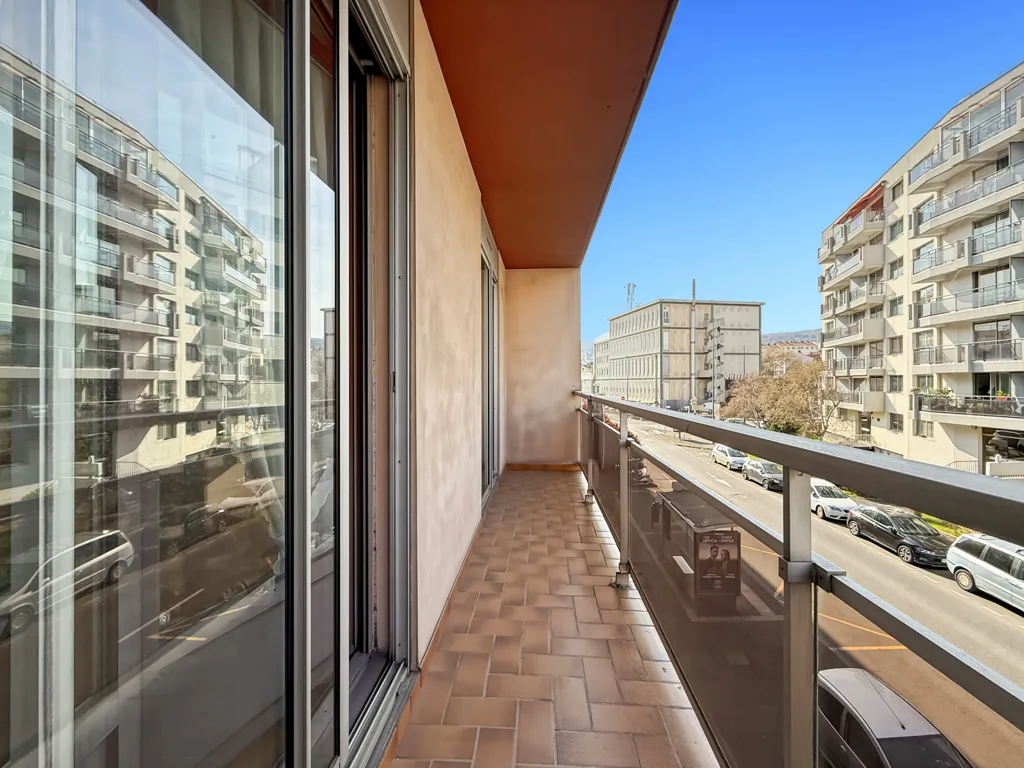 Balcon - Appartement Traversant avec Garage et Balcon à Clermont-Ferrand
