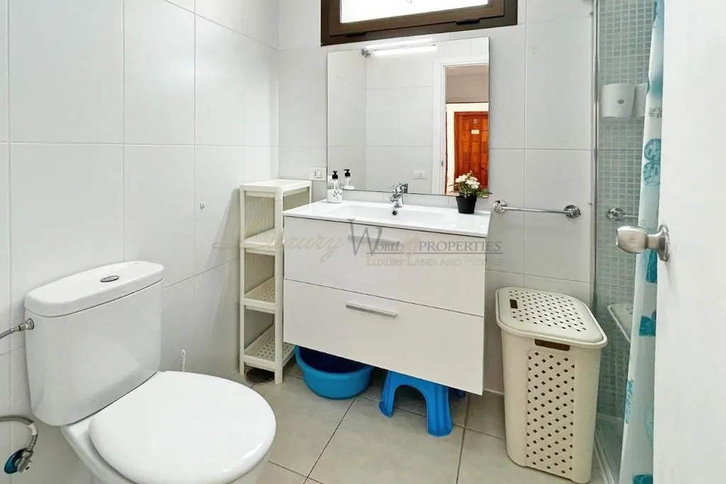 Salles de bain - 2-Bedroom Seafront Apartment in Los Cristianos