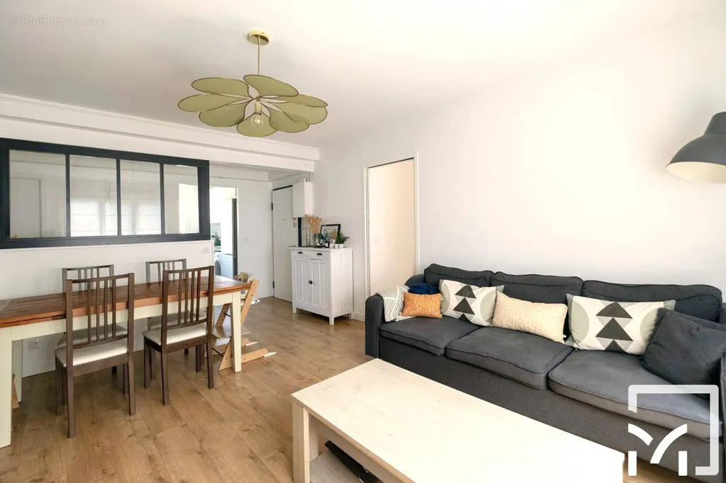 Living Room - Bright 4-Piece Apartment with Garden in Bougival