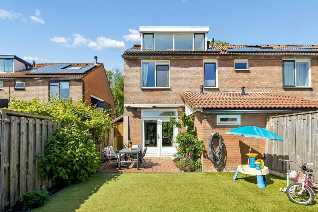 Jardin - Corner House with Garden at Forest Edge in Lelystad