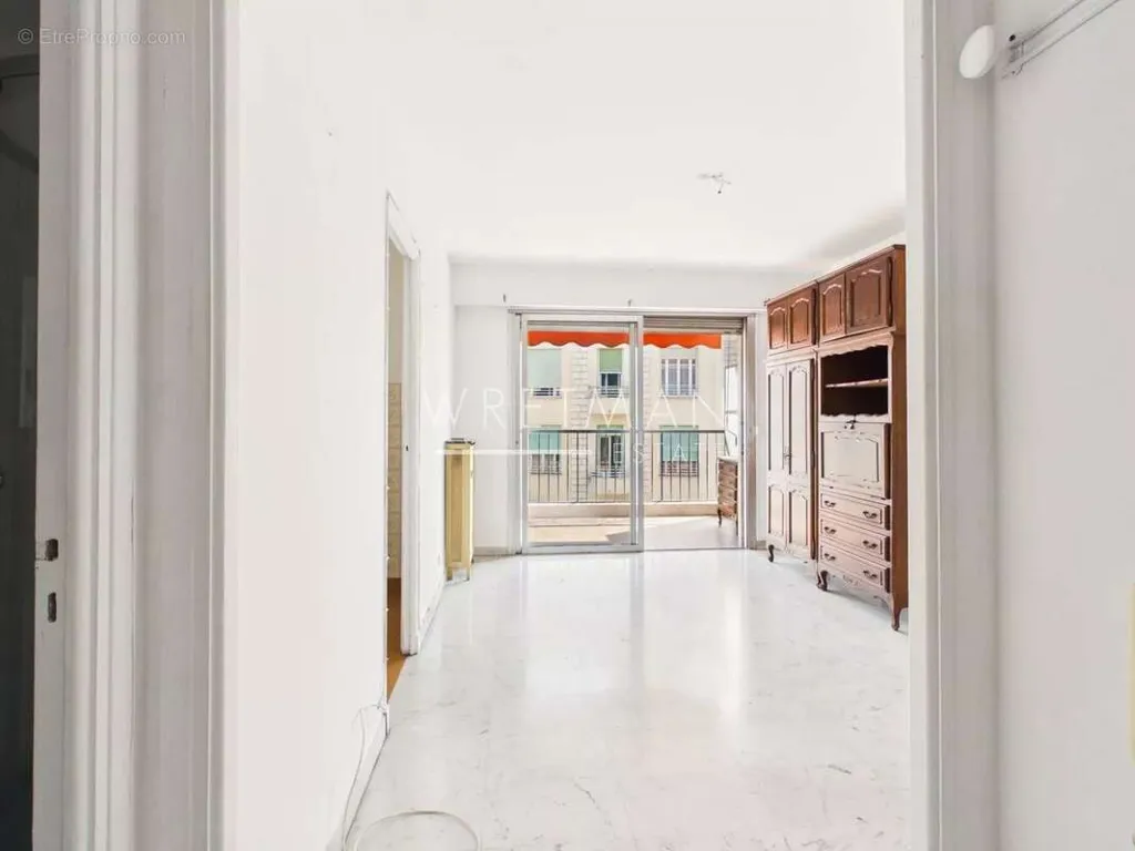 Esik - Studio with East-Facing Terrace in Nice