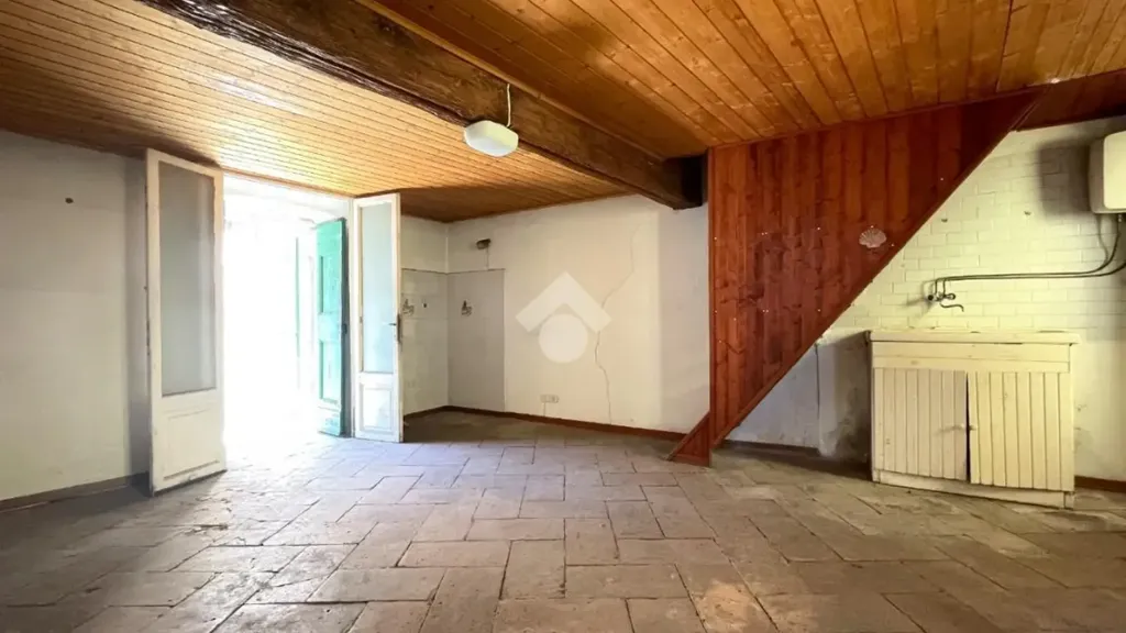 Pièces - Terraced Rustic House in Bisuschio