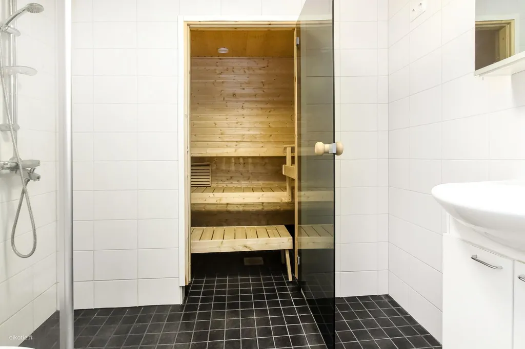 Salles de bain - Spacious Duplex with Sauna in Simonkylä, Vantaa