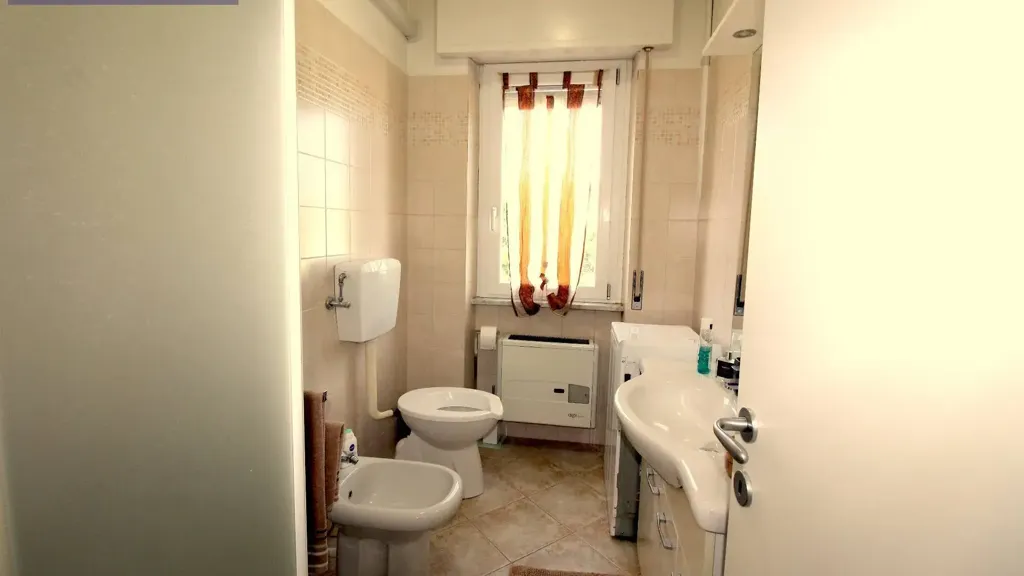 Salles de bain - Rear-Facing Apartment with Garage in Bressana Bottarone