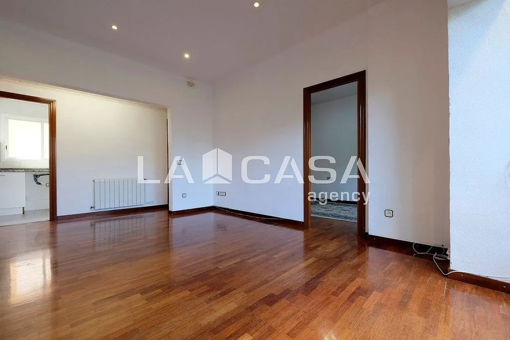 Elutuba - East-West Oriented Flat near Passeig Maragall