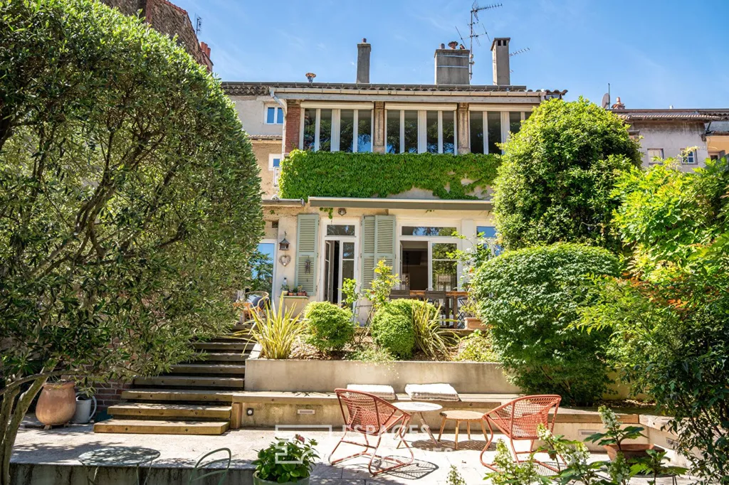 Terrasse - Maison Bourgeoise avec Piscine en Centre-Ville à Valence