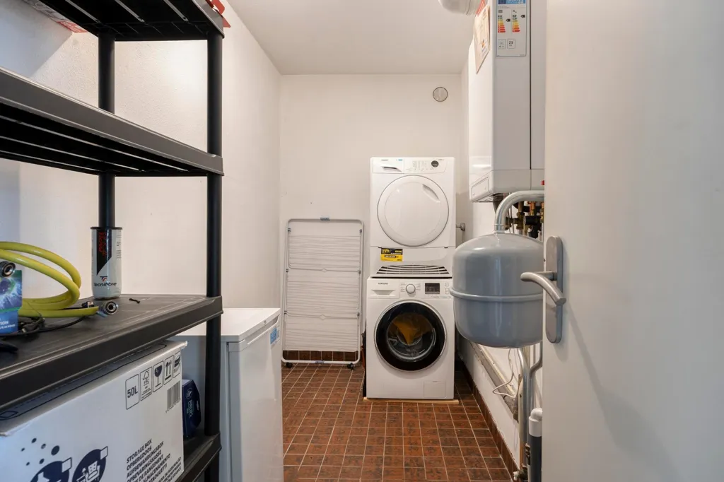 Pesuköök - 3-Bedroom Apartment with Balcony in Eindhoven