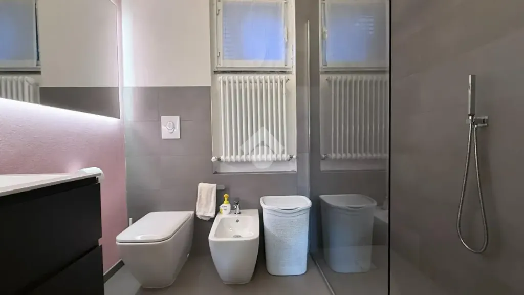 Bagni - Rear-Facing Apartment with Terraces in Malgrate