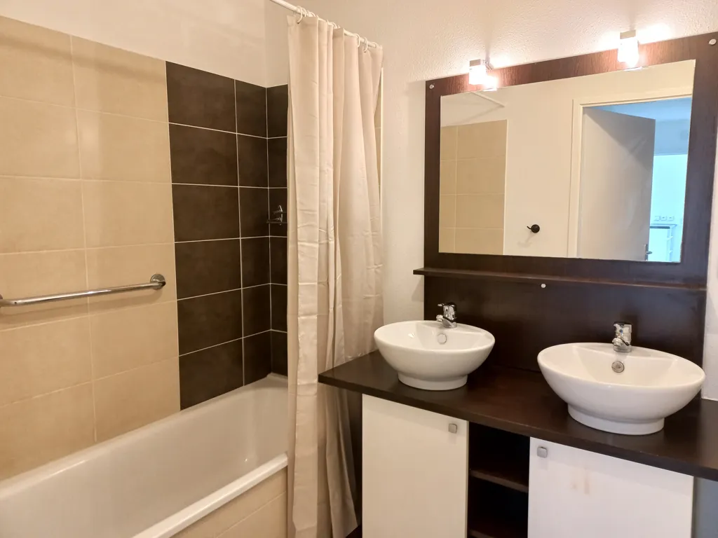 Vannitoad - 3-Bedroom Apartment with Balcony in Vichy