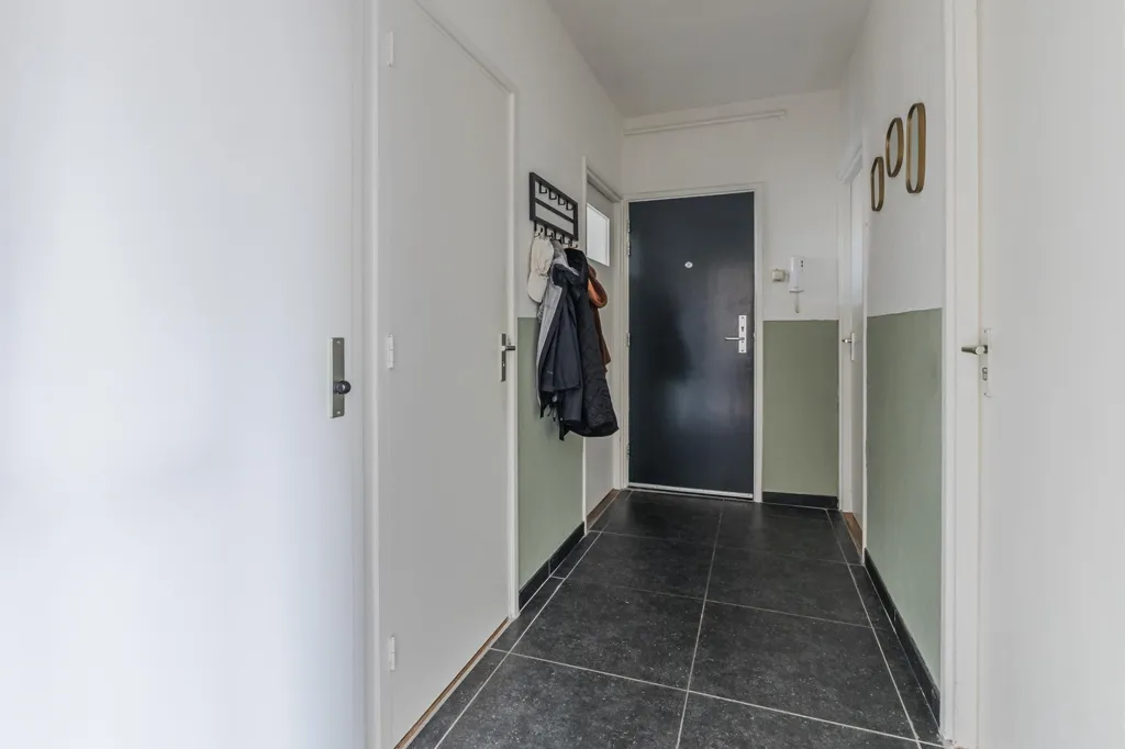 Esik - Portiekflat with Zuidas View in Amsterdam