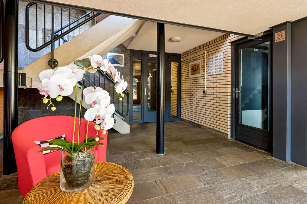 Esik - Corner Gallery Flat with Balcony in Filmwijk