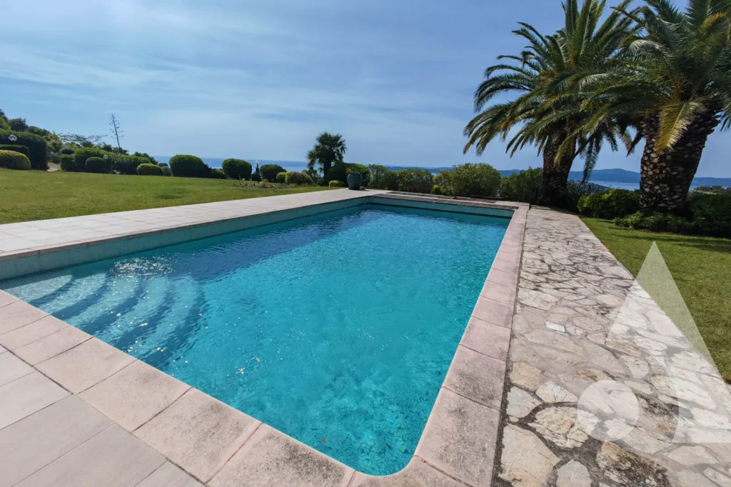 Piscine - Villa avec Vue Mer Panoramique à Sainte-Maxime