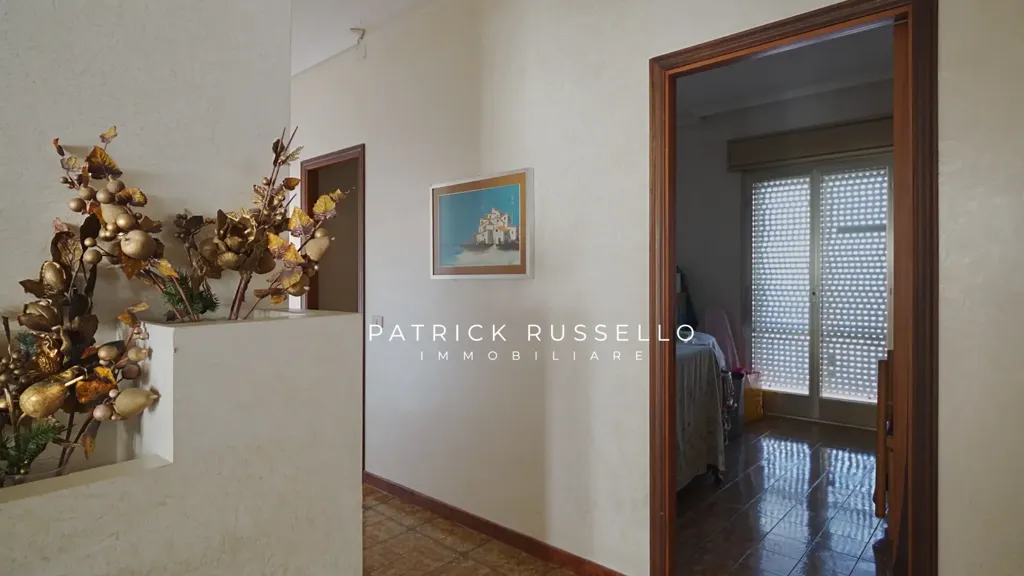 Esik - Spacious Apartment with Triple Exposure in Caposoprano, Gela