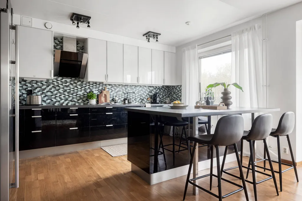 Köök - Spacious 3-Bedroom Flat with Terrace in Hässelby Strand