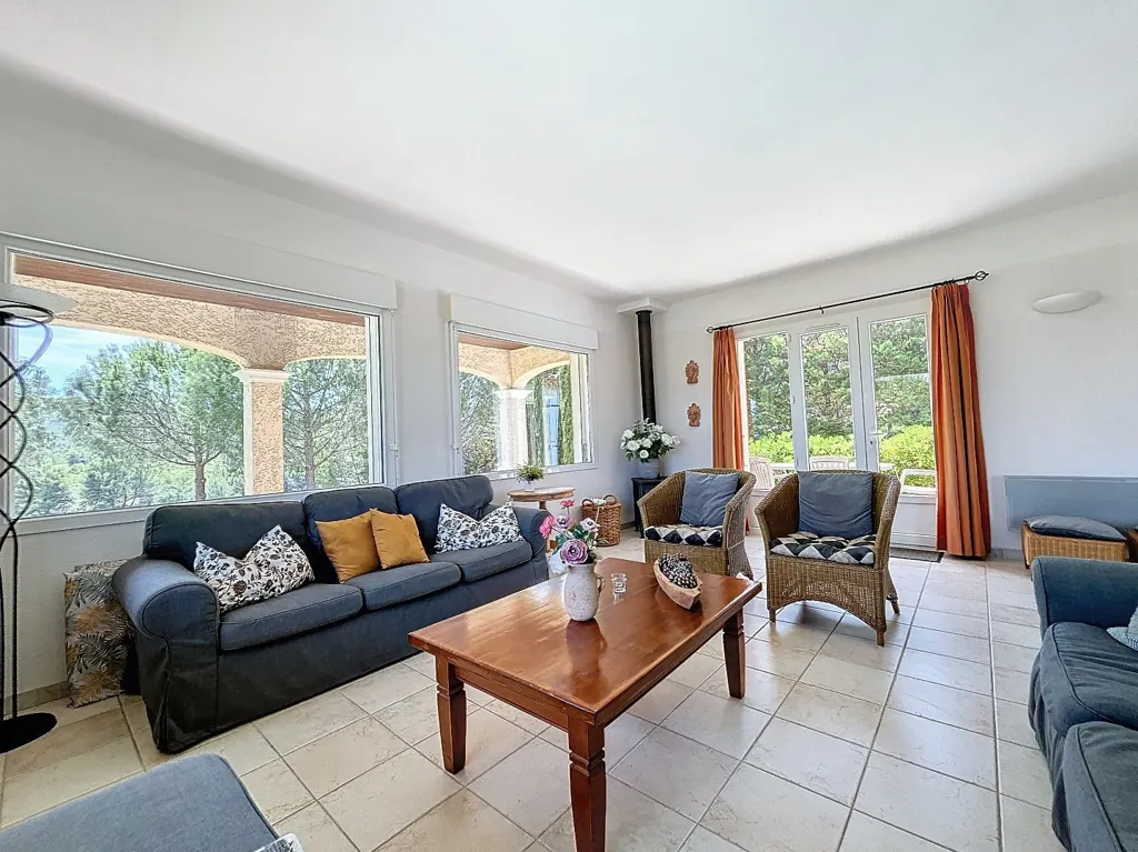 Séjour - Villa d'Architecte avec Piscine dans un Environnement Calme