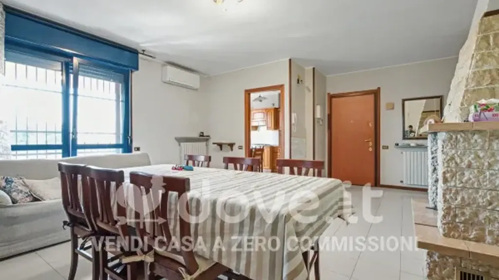 Sala da pranzo - Rusticated Apartment with Balcony in Ponte San Pietro