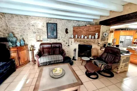 Séjour - Maison de Plain-Pied avec Piscine et Terrain d'1 Hectare