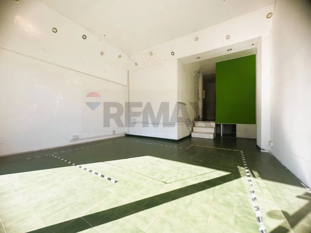 Garage - Commercial Space with Vitrine in Ostia Ponente
