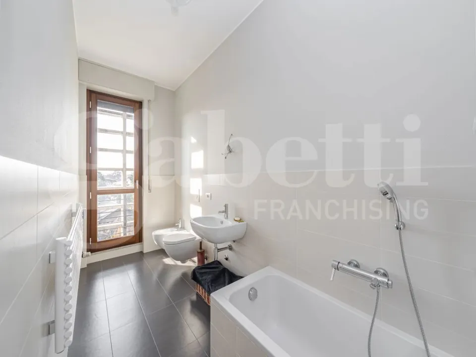 Salles de bain - Modernised Apartment with Balcony in Monza