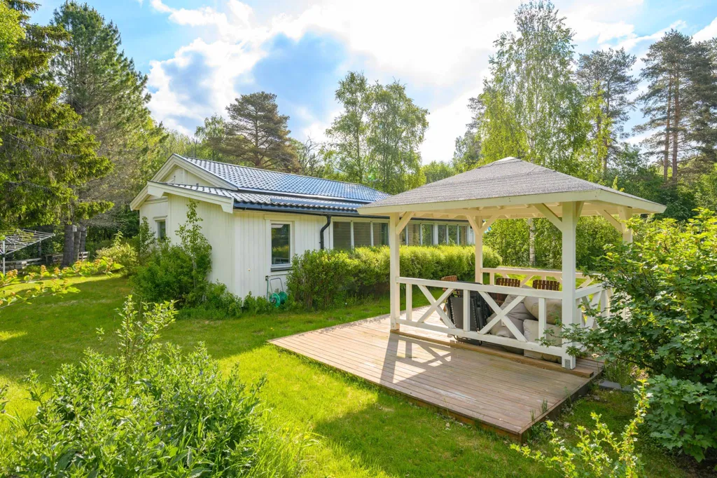 Aed - Charming Villa by the Stream in Björkom