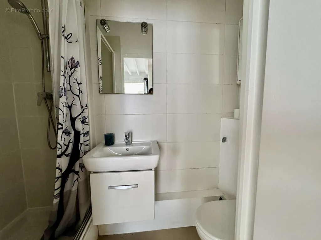 Bathrooms - Studio with Courtyard View in Paris 6th