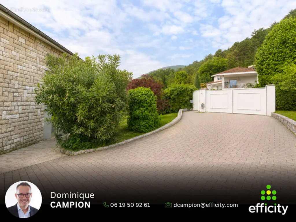Välivaade - House with Pool and Mountain Views in Corenc